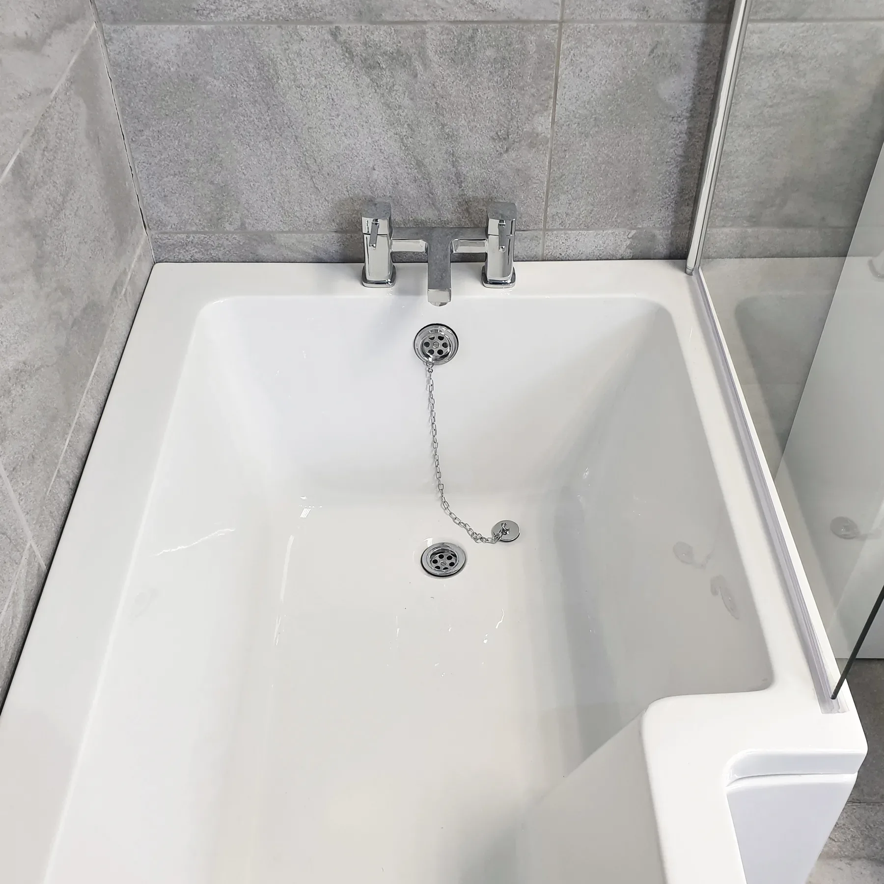 L Shaped 1700 Showerbath Suite Inc Taps & Compact Toilet + Sink Unit Right Hand 6 L Shaped 1700 Showerbath Suite Inc Taps & Compact Toilet + Sink Unit Right Hand - Image 4