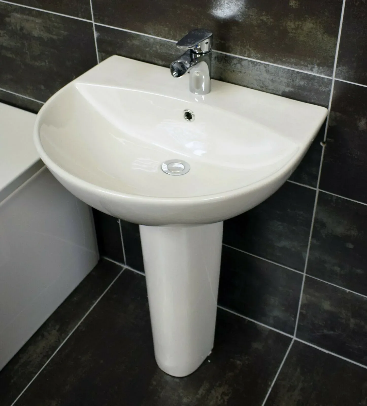 Compact Shower Bath Suite Inc. Screen + Taps + Whirlpool – Right Hand Option 7 Compact Shower Bath Suite Inc. Screen + Taps + Whirlpool – Right Hand Option - Image 5