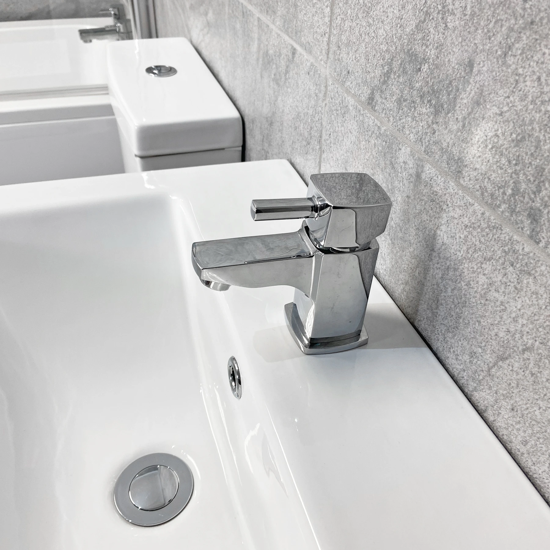 L Shaped Whirlpool Showerbath Suite With Amelia Toilet & Basin Set – Left Hand 4 L Shaped Whirlpool Showerbath Suite With Amelia Toilet & Basin Set – Left Hand - Image 2