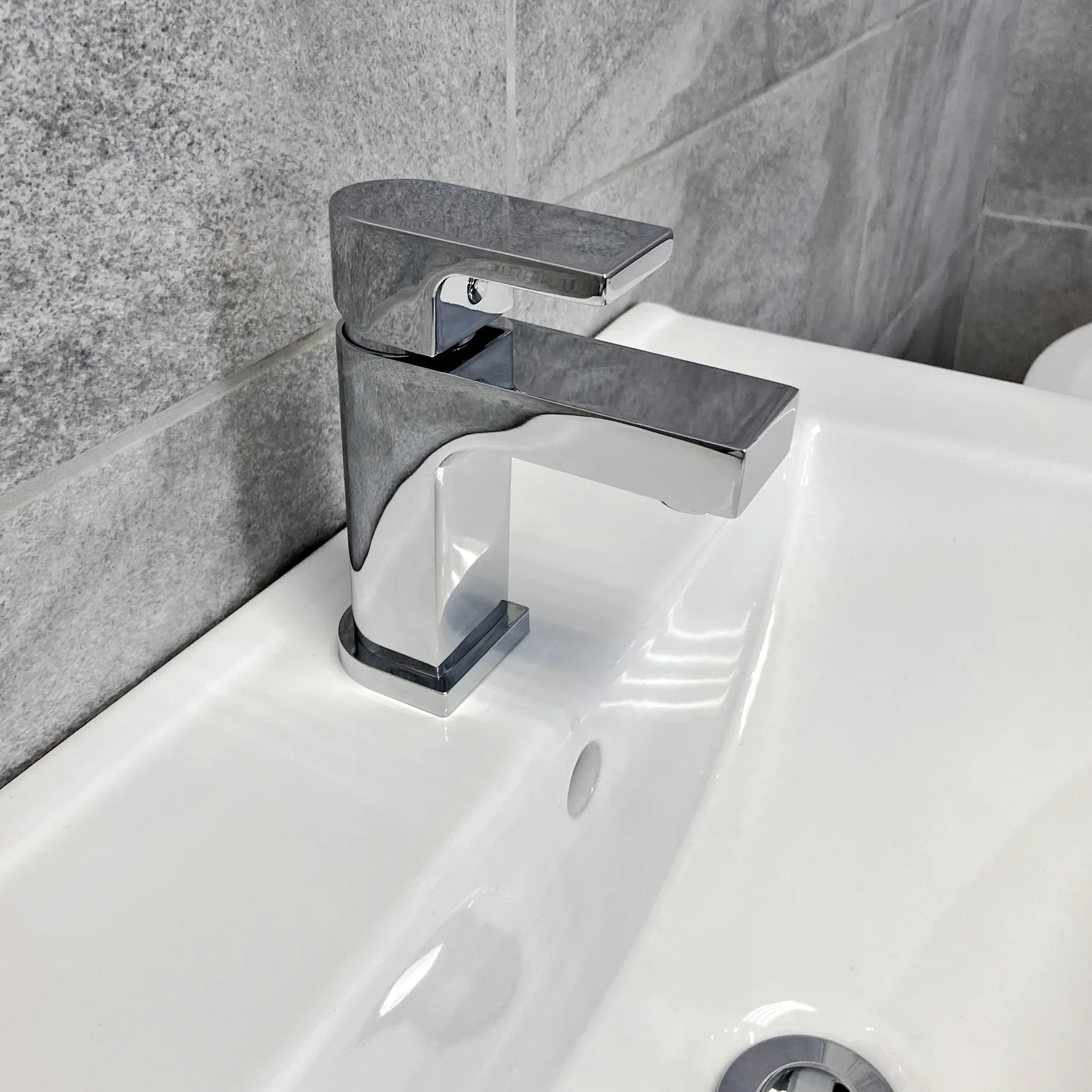 Flo Mino Charlotte Freestanding Bath Suite Inc Sink Vanity Unit And Taps 12 Flo Mino Charlotte Freestanding Bath Suite Inc Sink Vanity Unit And Taps - Image 10