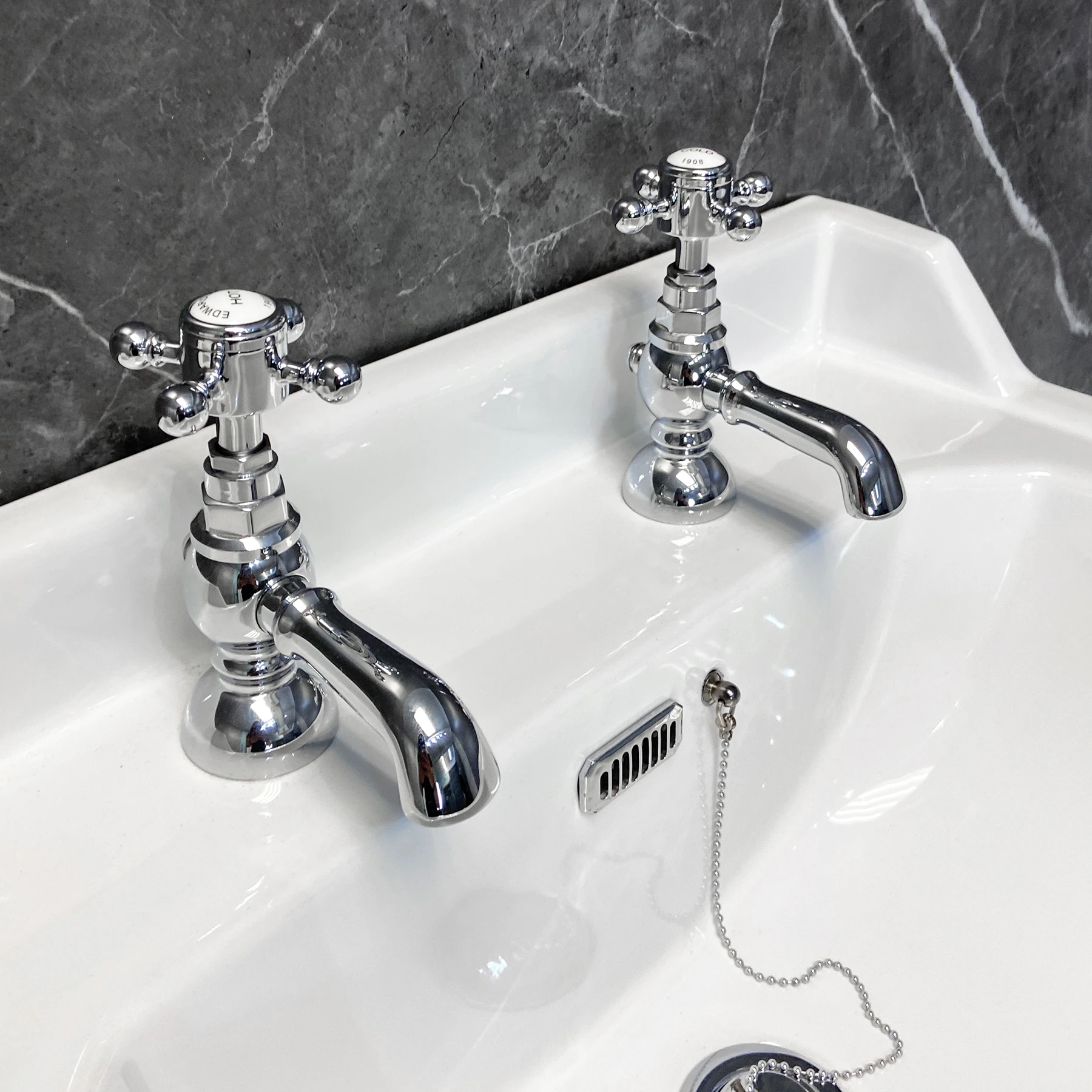 Carlton Imelda Complete Traditional Bathroom Suite With Dark Grey Bath Panel 8 Carlton Imelda Complete Traditional Bathroom Suite With Dark Grey Bath Panel - Image 6